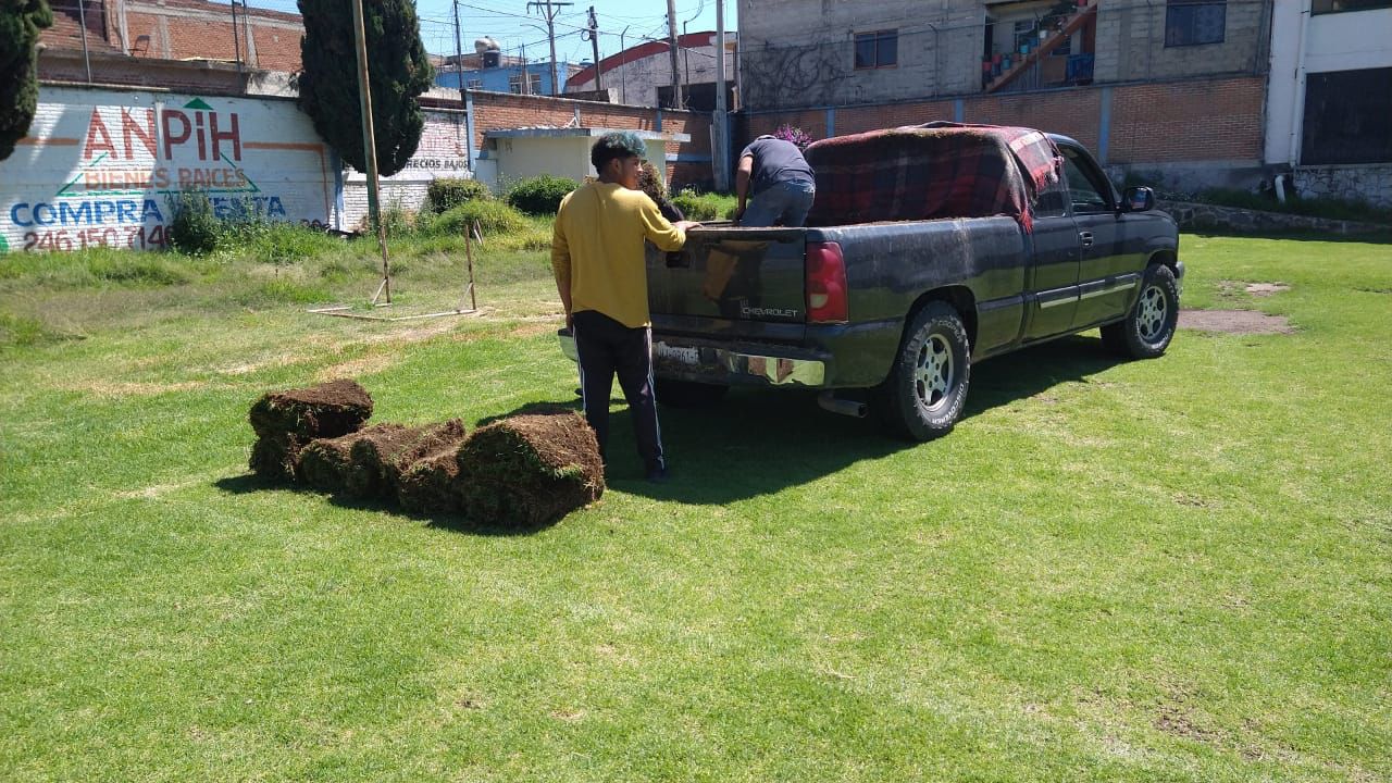 Dan mantenimiento a campo de fútbol del Próspero Cahuantzi en Chiautempan